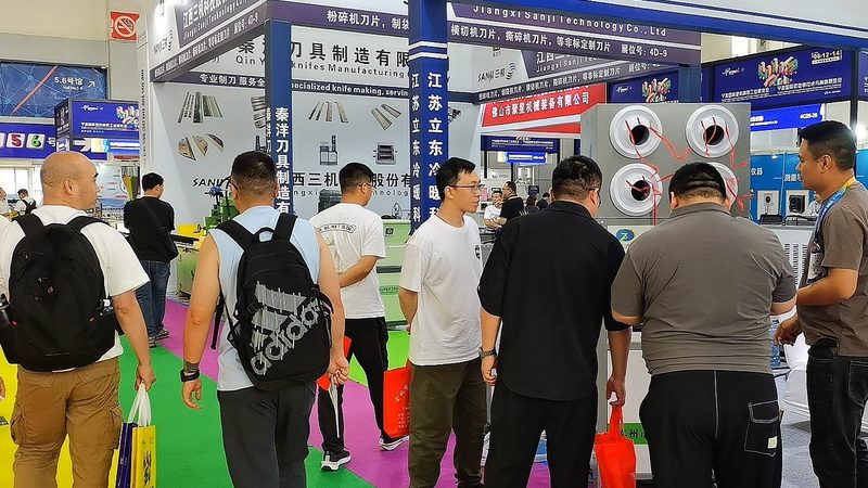 門頭招牌材質大揭秘：亞克力與鋁塑板的較量**